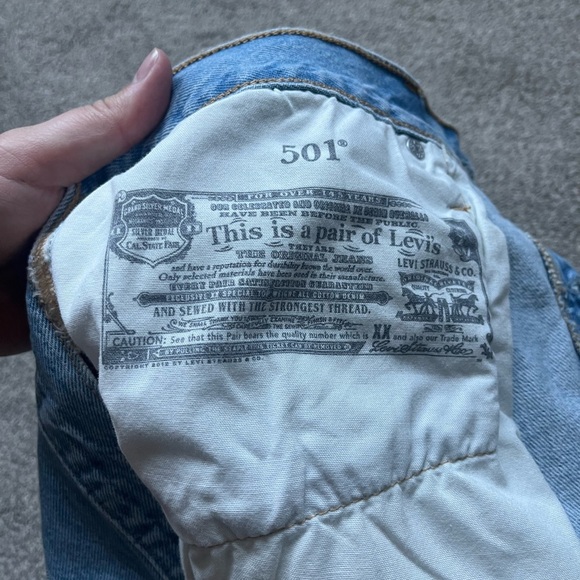 Women’s Levi High Rise Shorts Original Style | Size 32 - Picture 7 of 7